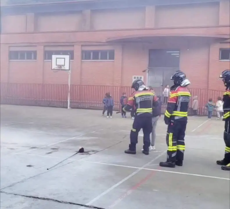 los alumnos de Camarzana de Tera se convierten en bomberos por un día  (2)