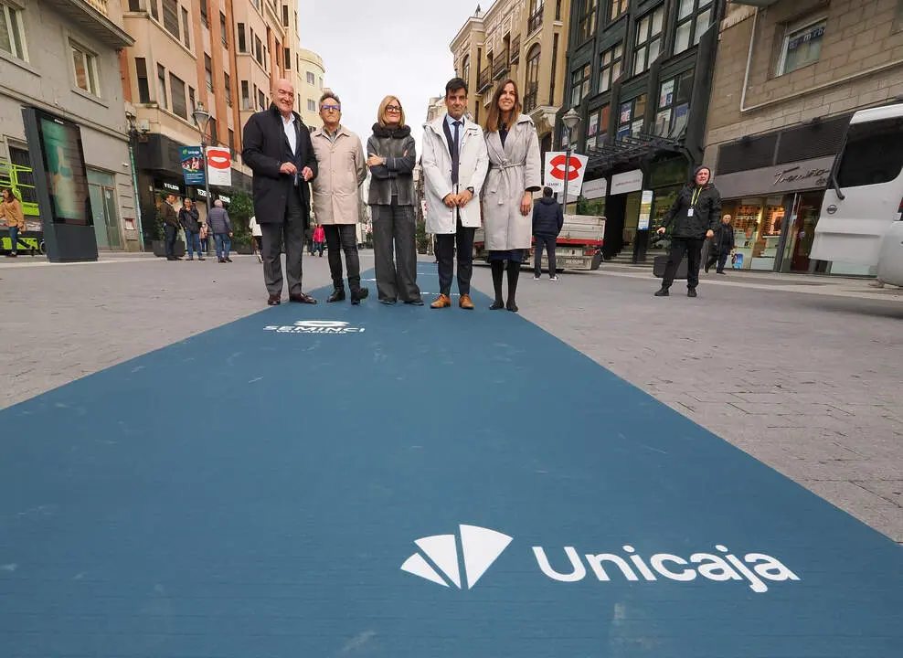 Valladolid. 17/10/24. Inauguración de la alfombra azul de Unicaja, en un acto que ha contado con la participación del alcalde de Valladolid Jesús julio Carnero, la concejala de Turismo Blanca Jiménez, el director de Seminci José Luis Cienfuegos y la directora de comunicación de Unicaja María José Rivera. PHOTOGENIC
