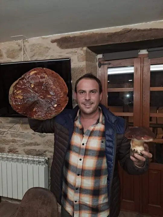 Carlos Javier Astarriaga Iribas con el Boletus de casi 4 kilos