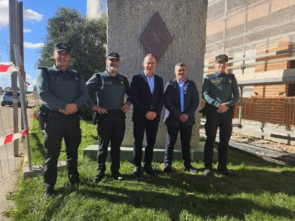 El subdelegado visita el cuartel de Camarzana de Tera