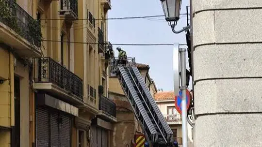 Bomberos trabajando en el edificio que albergaba el histórico restaurante España