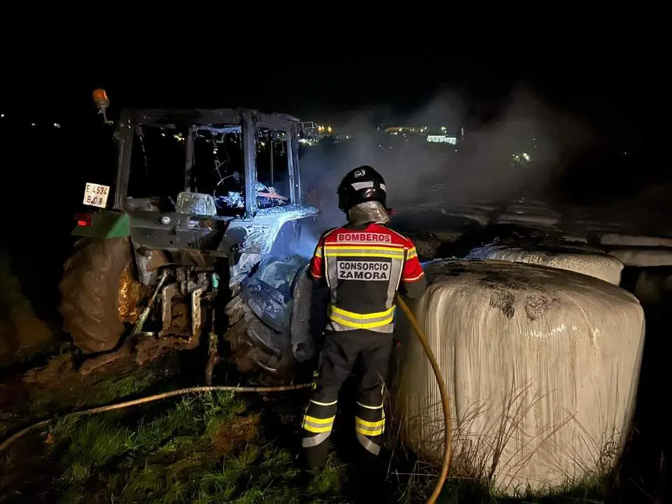 bomberos sofocando el incendio de un tractor