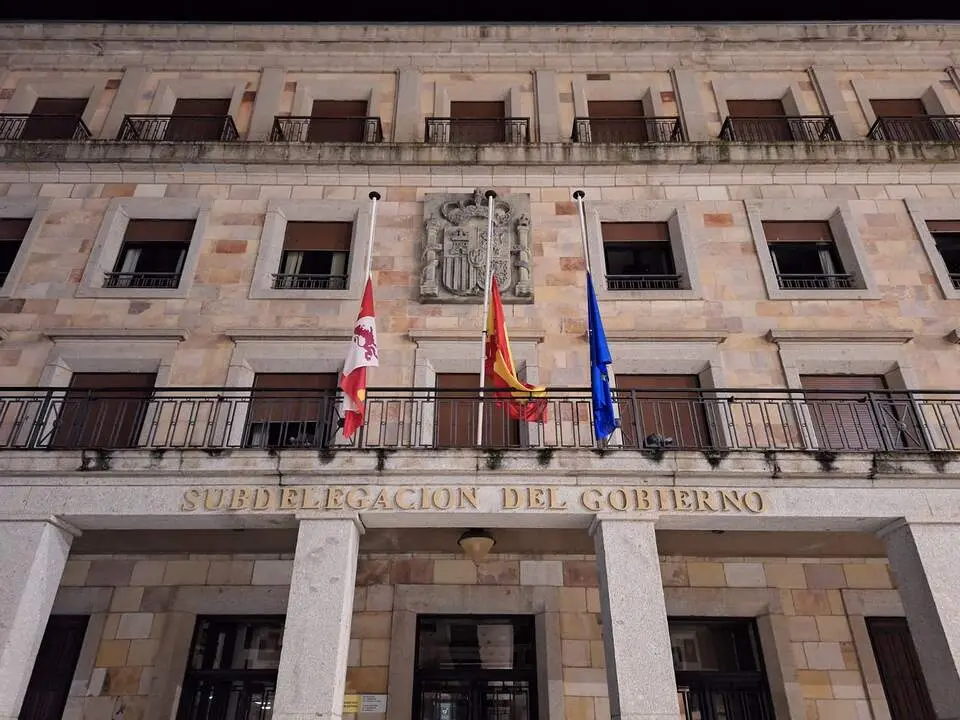 banderas a media asta en la Subdelegación del Gobierno de Zamora