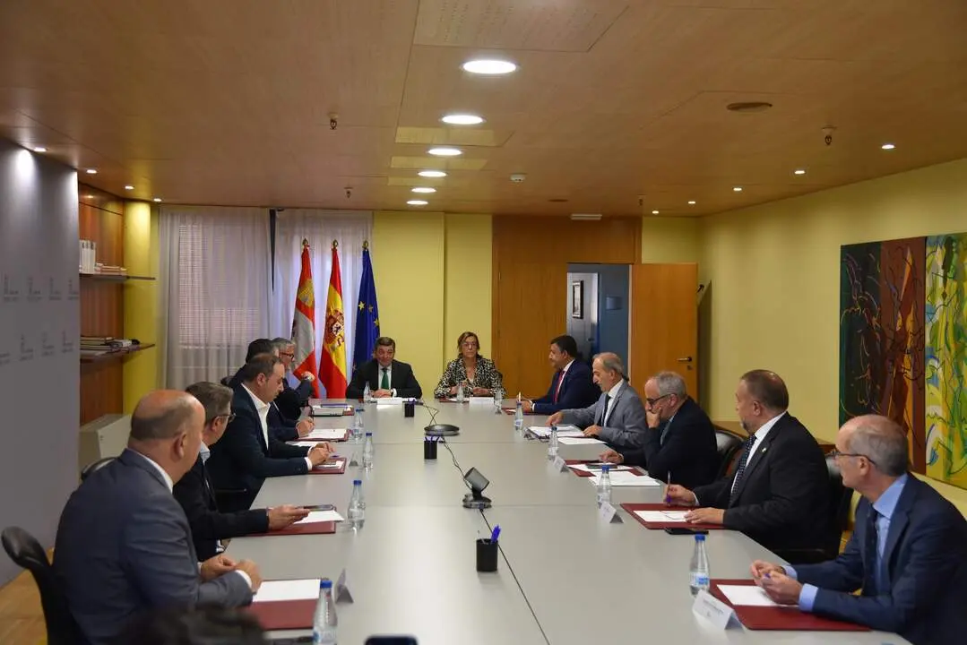 Reunión con las diputaciones y el Consejo Comarcal del Bierzo