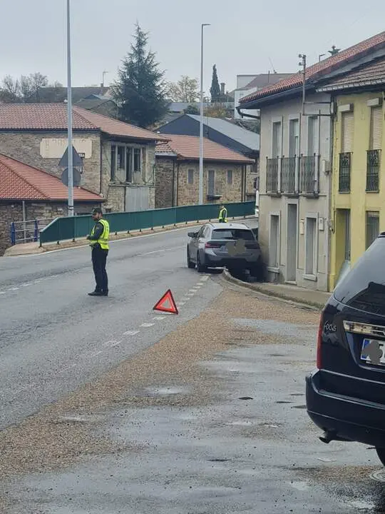 salida de un turismo en Mombuey