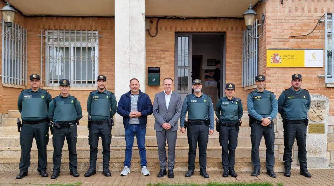 El subdelegado del Gobierno visita el acuartelamiento de la Guardia Civil en Carbajales de Alba