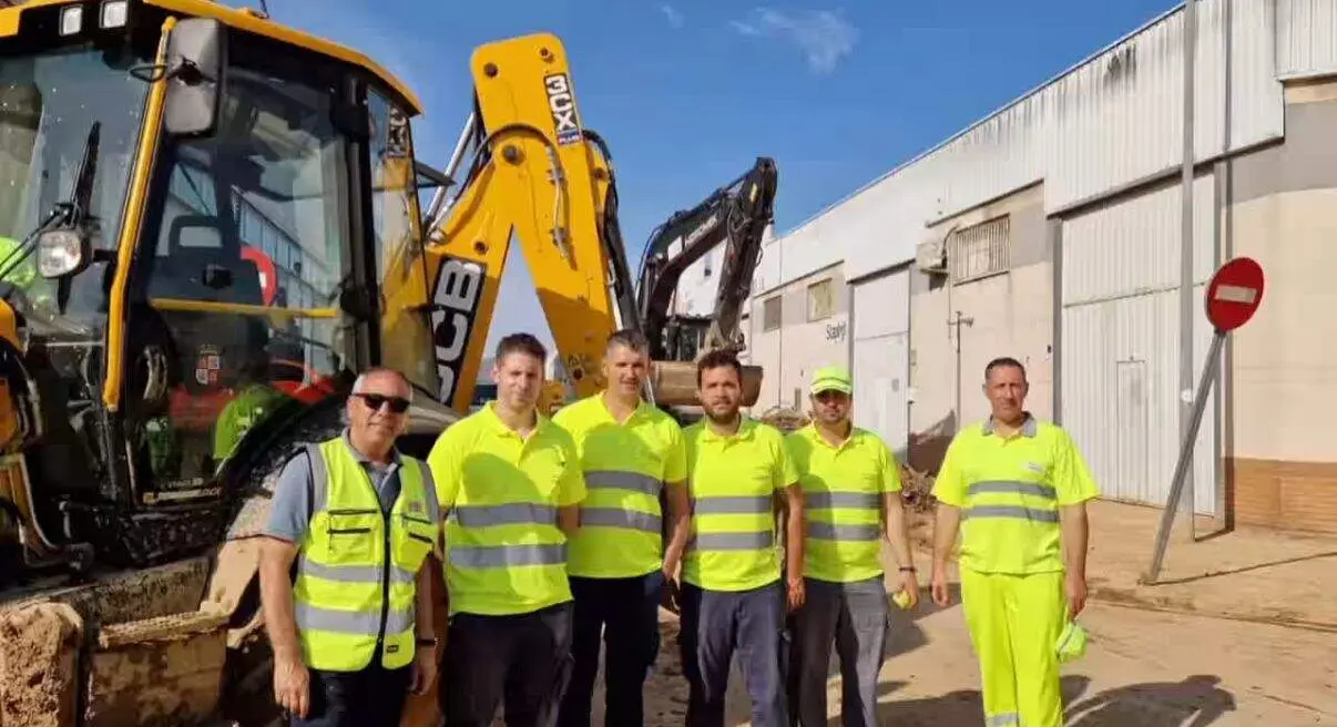 equipo de bomberos del Consorcio Provincial de Prevención y Extinción de Incendios, Salvamentos y Protección Civil de la Diputación de Zamora, junto con los trabajadores del Parque de Maquinaria