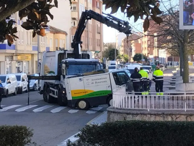 Una barredora municipal colisiona con la acera en El Ferial. Imagen Interbenavente