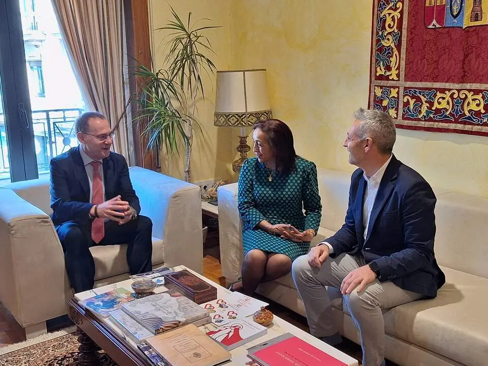 Ángel Blanco con Ángeles Medina y  Carlos Rodríguez