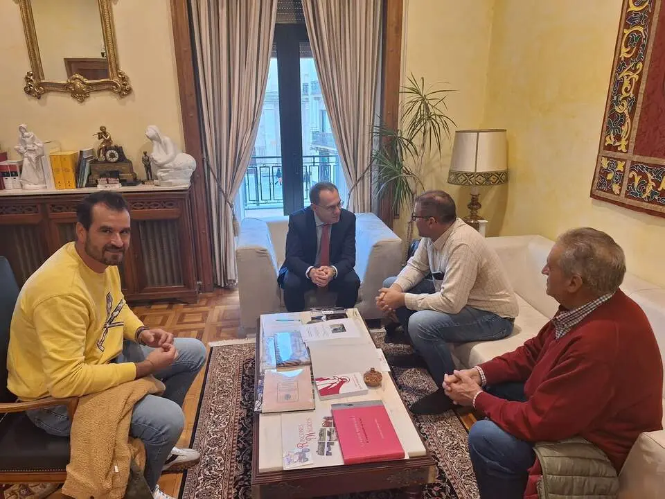 Ángel Blanco, con miembros del Ayuntamiento de Santa Croya de Tera