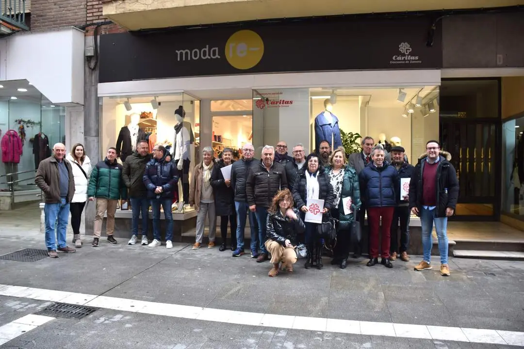 vista de los alcaldes al proyecto textil de Cáritas