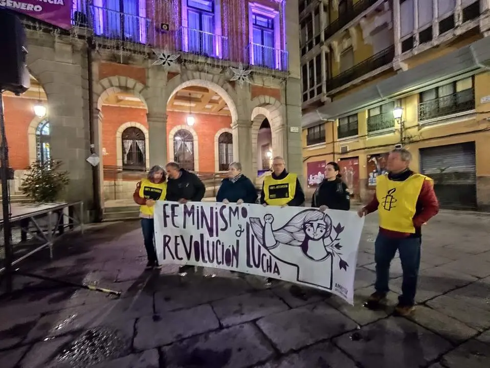 Homenaje a las víctimas de violencia de género en la Plaza mayor de Zamora