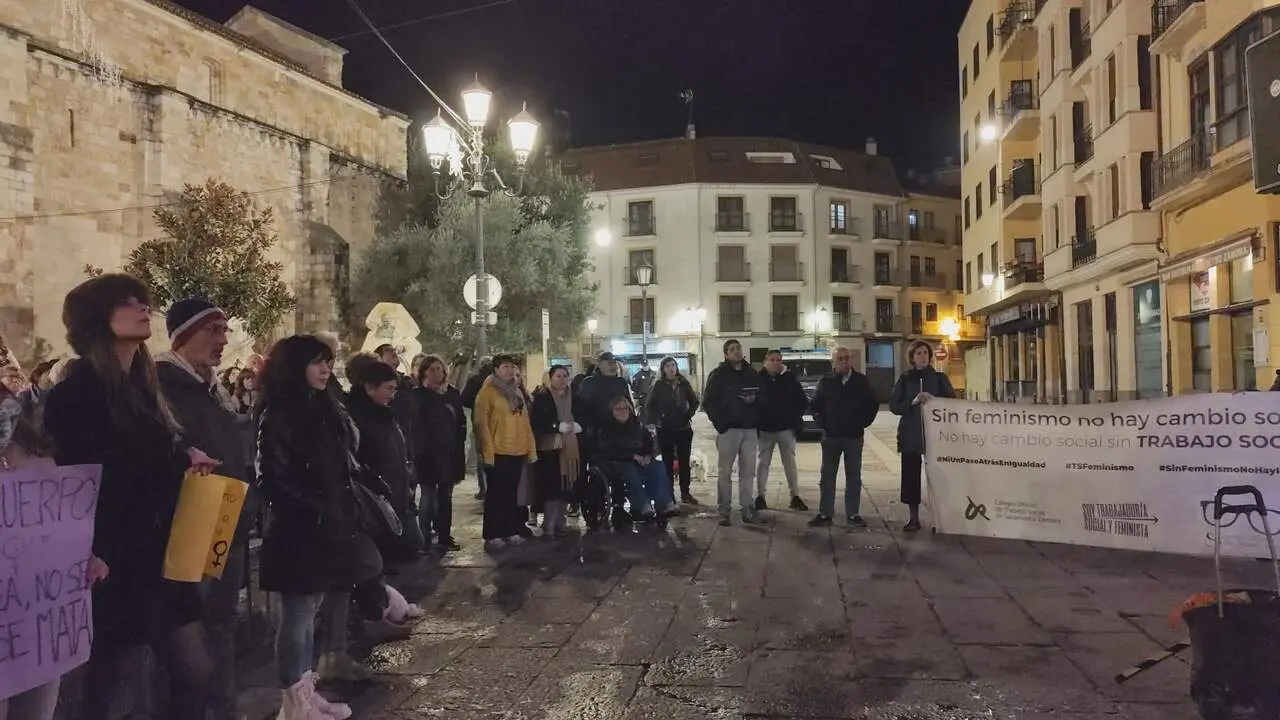 Homenaje a las víctimas de violencia de género en la Plaza mayor de Zamora