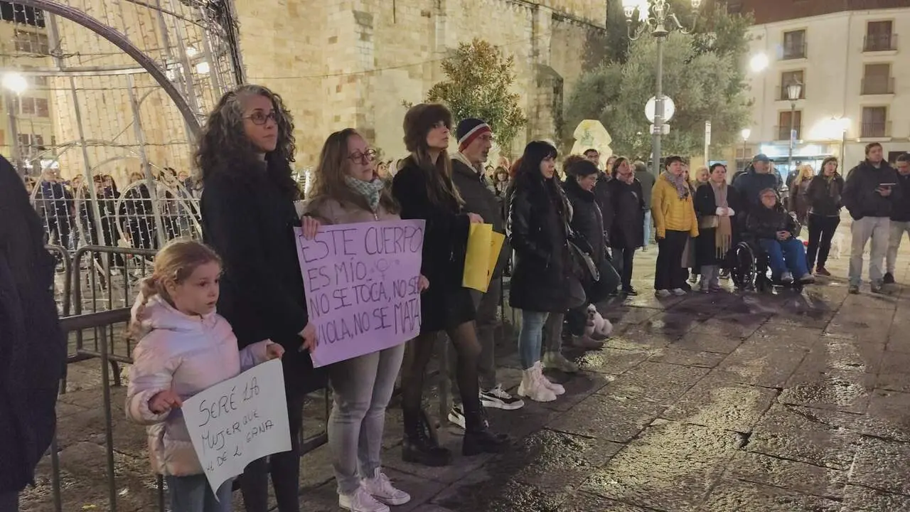 Homenaje a las víctimas de violencia de género en la Plaza mayor de Zamora