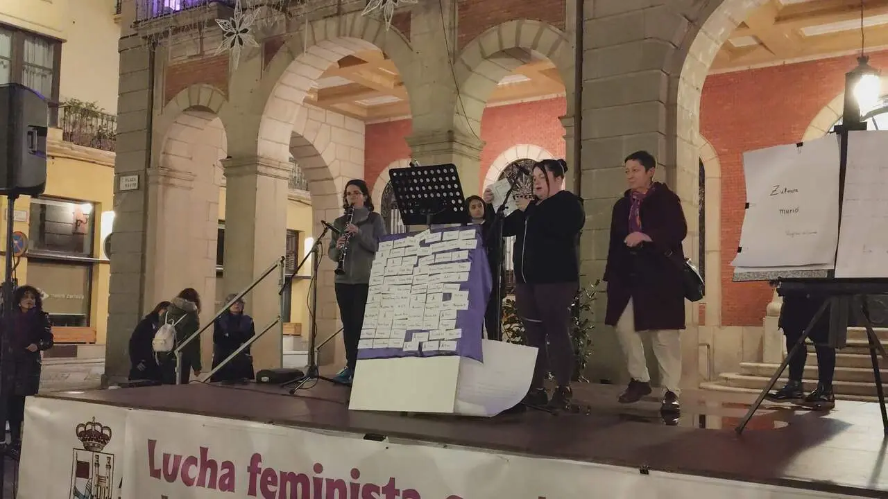 Homenaje a las víctimas de violencia de género en la Plaza mayor de Zamora
