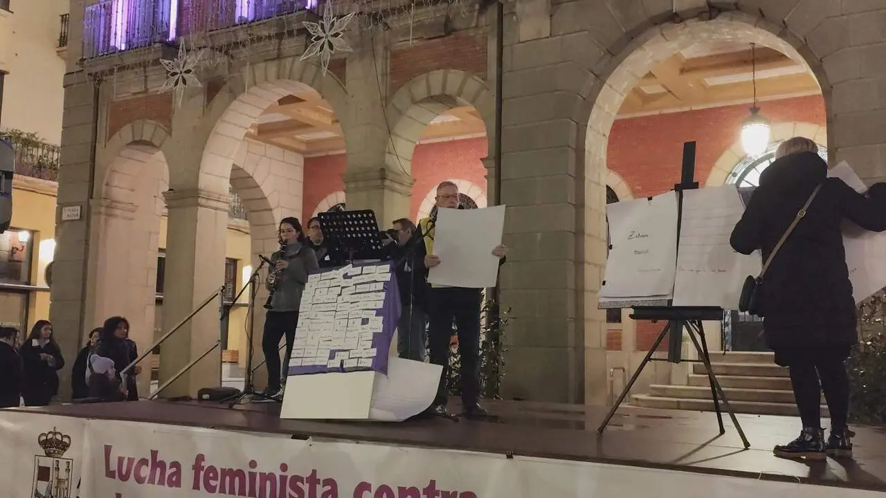 Homenaje a las víctimas de violencia de género en la Plaza mayor de Zamora