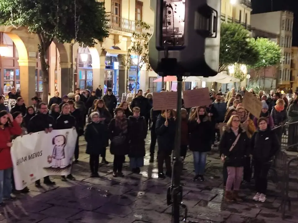 Homenaje a las víctimas de violencia de género en la Plaza mayor de Zamora