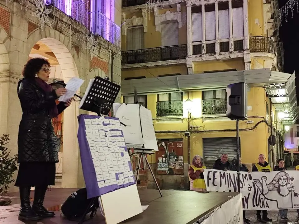 Homenaje a las víctimas de violencia de género en la Plaza mayor de Zamora