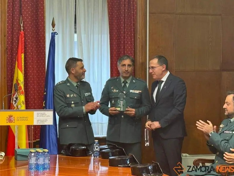 El guardia civil José Luis Otero recibe un reconocimiento a su labor en la Subdelegación del Gobierno en Zamora_4