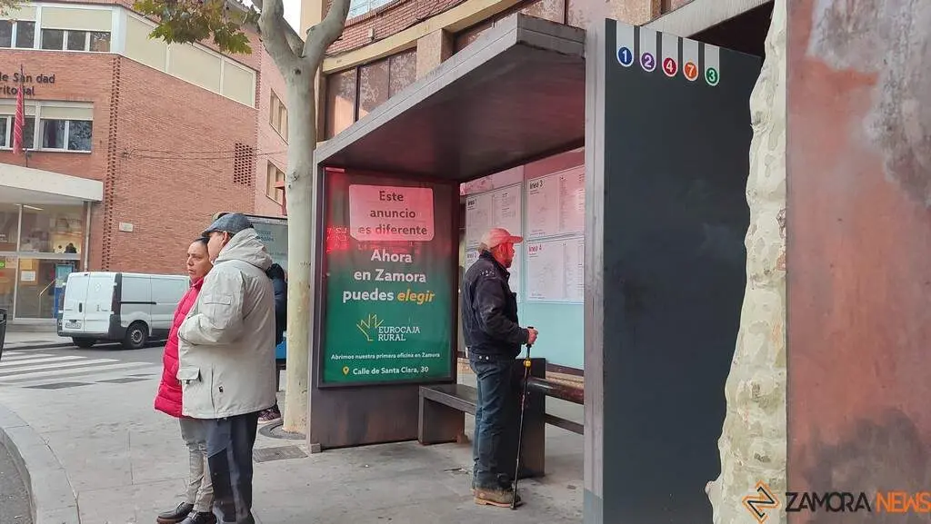 personas esperando al autobús _3