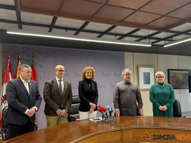 La directora general de Vivienda y Arquitectura, María Pardo, junto al delegado territorial, el presidente de la Diputación, el alcalde de Zamora y representante de la Junta Pro Semana Santa