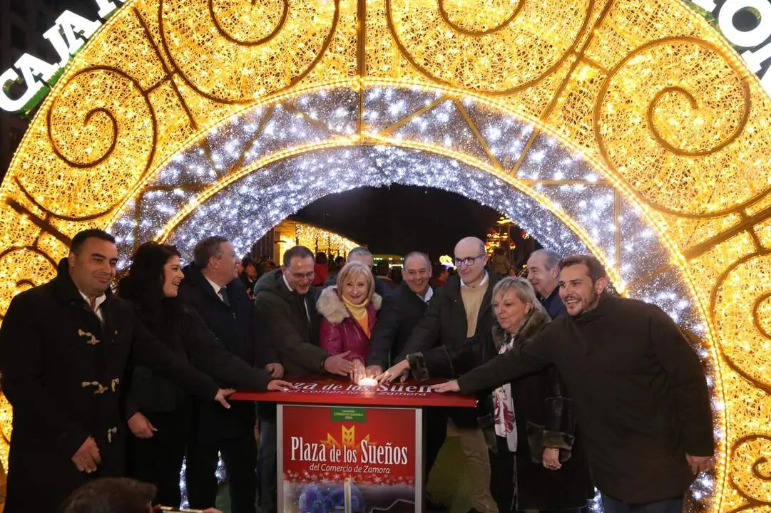 Leticia García durante el encendido de las luces de Navidad en La Marina