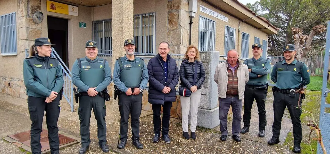 Ángel Blanco visita el cuartel de Villardeciervos
