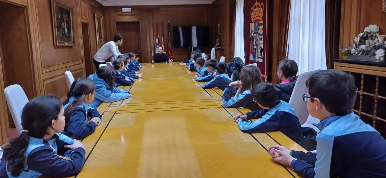 Niños visita Diputación