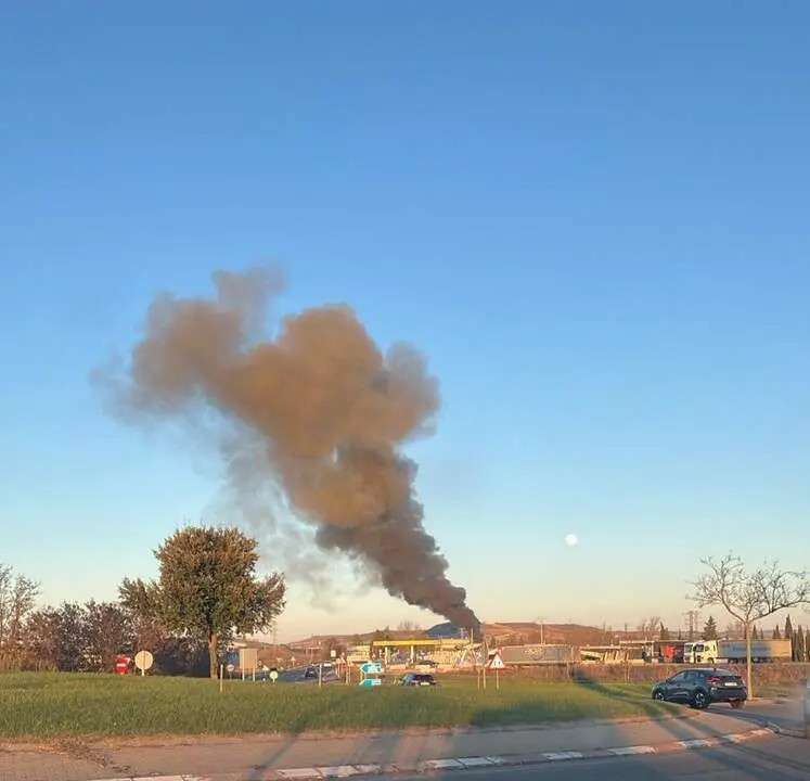 columna de humo negro en Zamora