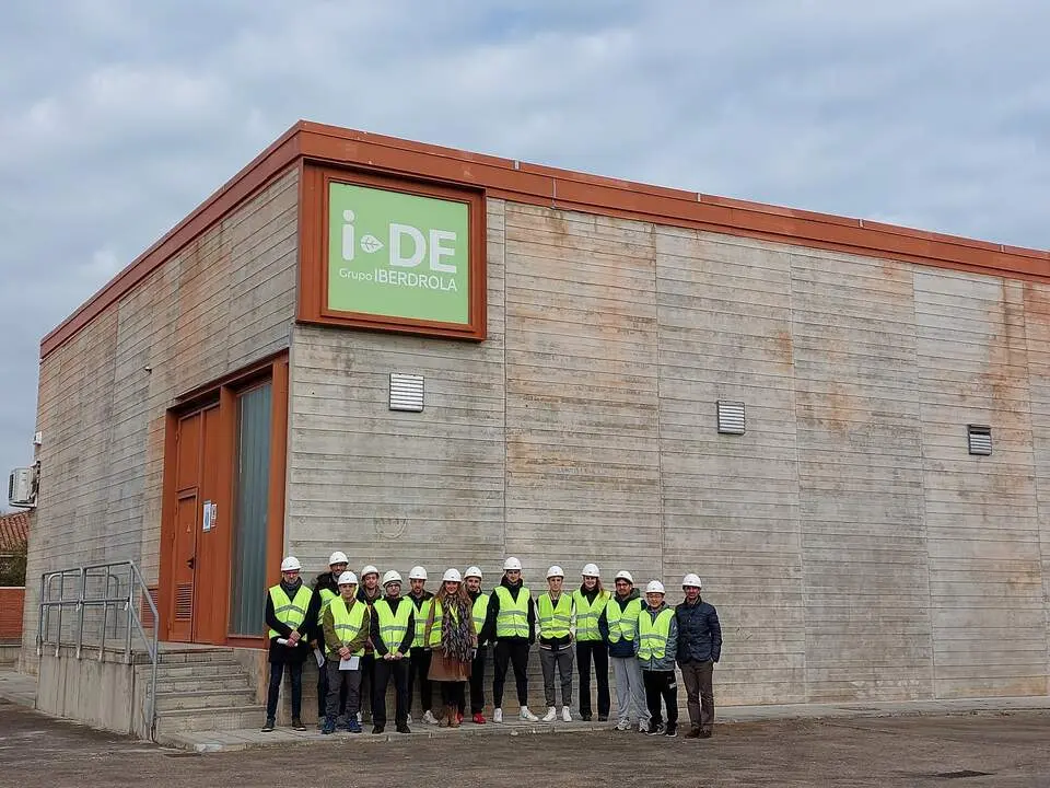 2024-12-17.- i-DE acerca sus instalaciones a alumnos ULE