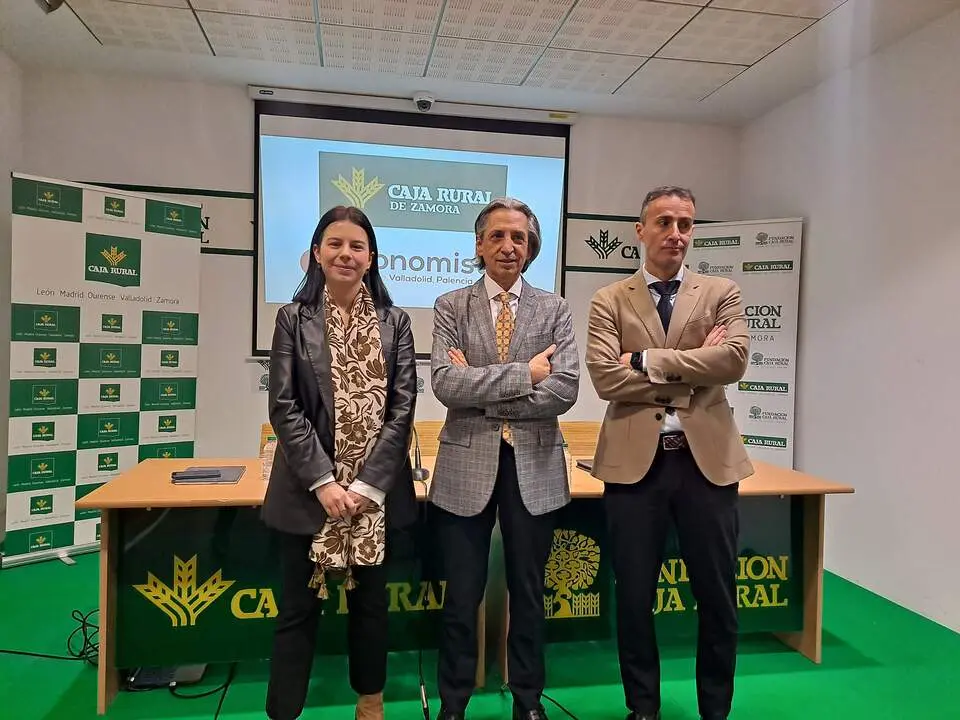 (de izqda. a dcha. Laura Huertos, de Caja Rural de Zamora; Juan Carlos De Margarida, director ECOVAEstudios; y Raúl Zurrón, delegado ECOVA en Zamora