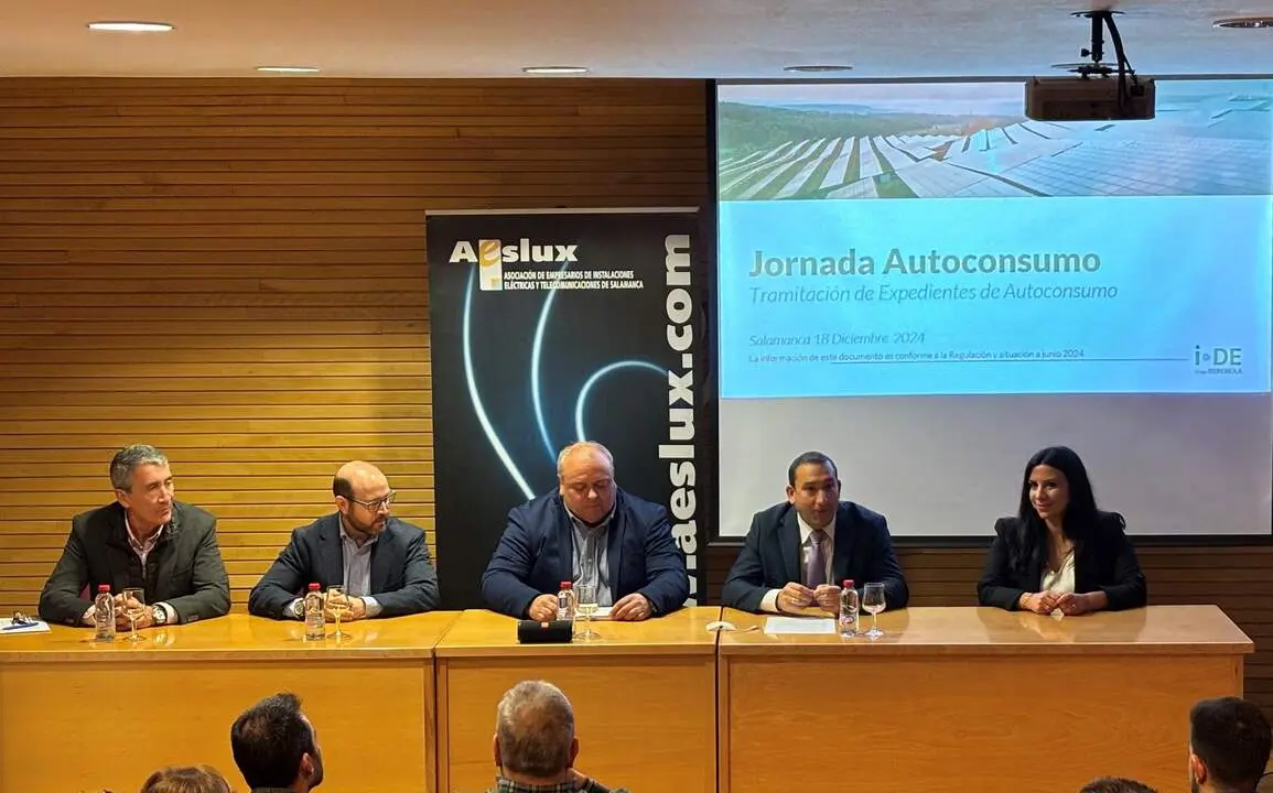 2024-12-18.- i-DE acerca el autoconsumo a los instaladores salmantinos