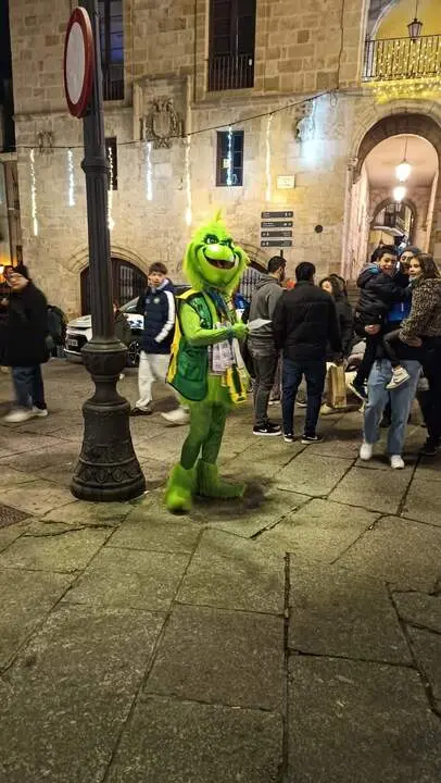 El lotero zamorano Juan Carlos Manzano disfrazado de El Grinch