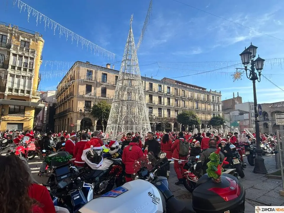 La Papanoelada Motera toma la Plaza Mayor de Zamora