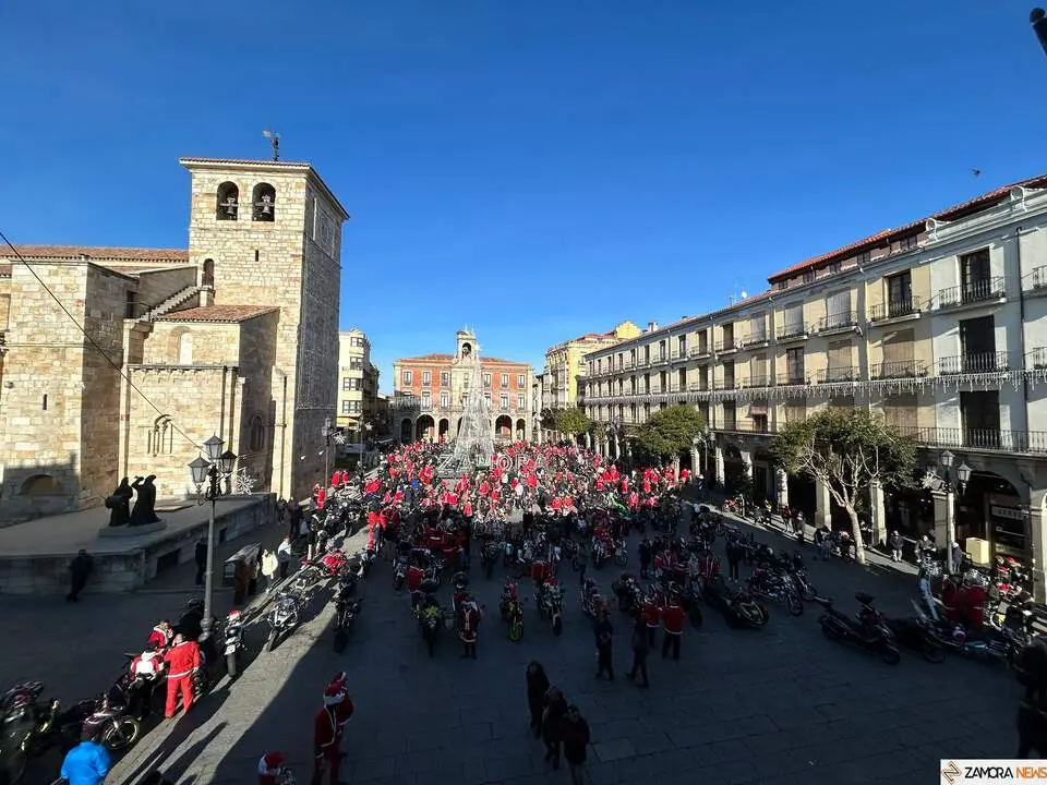 La Papanoelada Motera toma la Plaza Mayor de Zamora