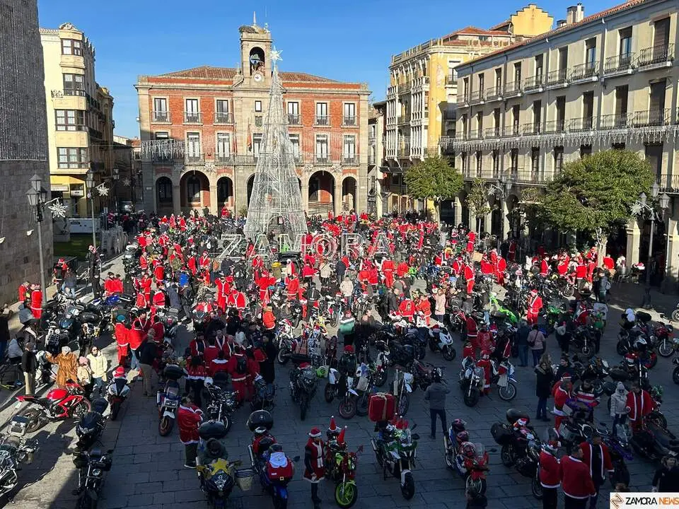 La Papanoelada Motera toma la Plaza Mayor de Zamora