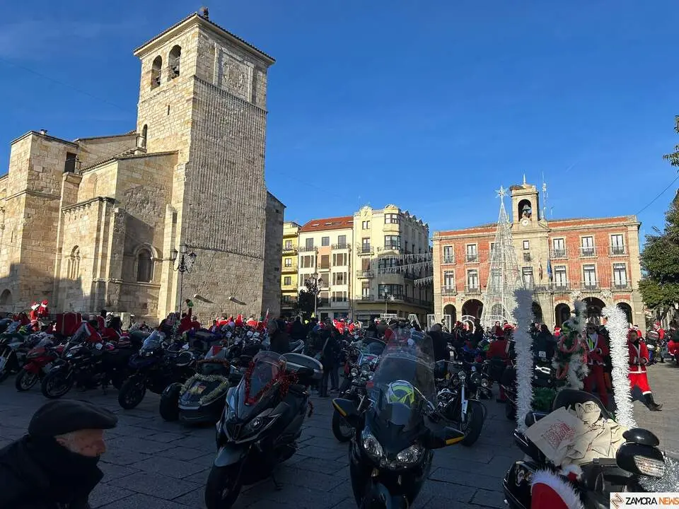 La Papanoelada Motera toma la Plaza Mayor de Zamora