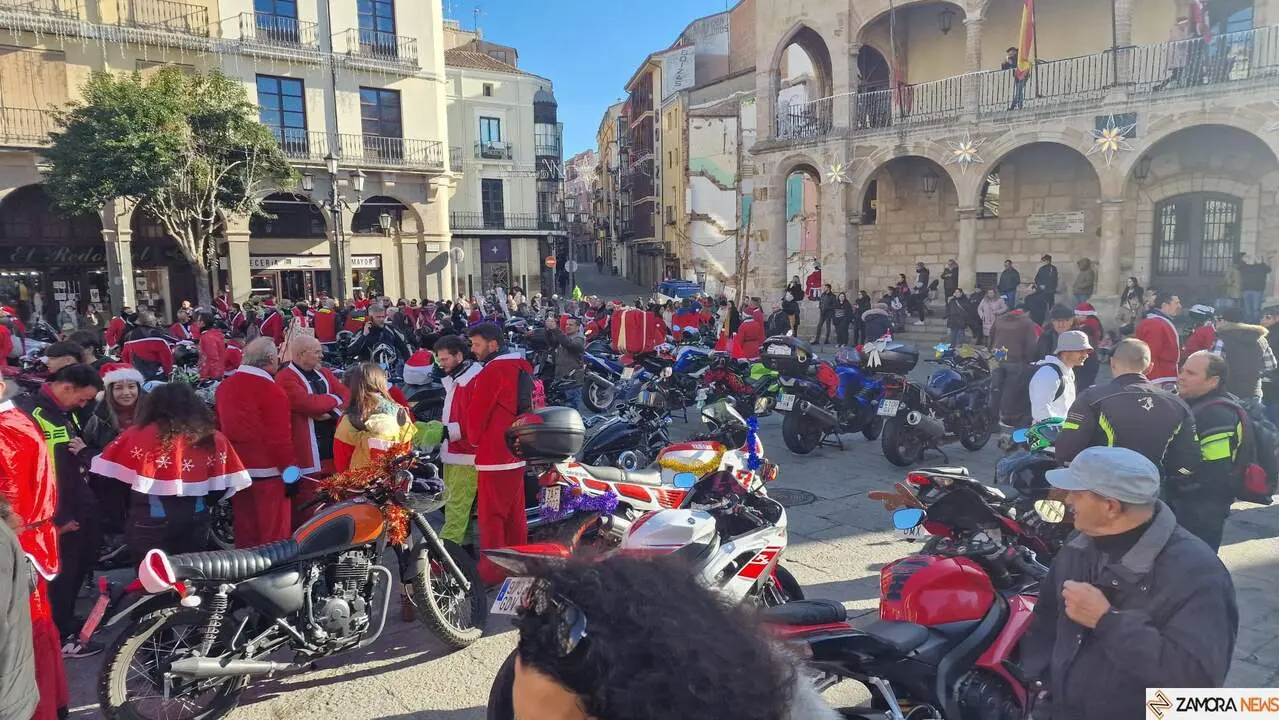 La Papanoelada Motera toma la Plaza Mayor de Zamora