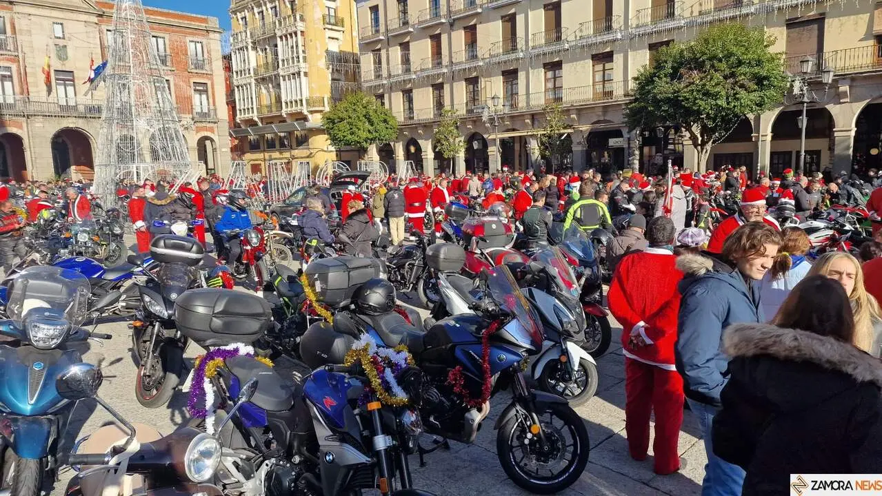 La Papanoelada Motera toma la Plaza Mayor de Zamora
