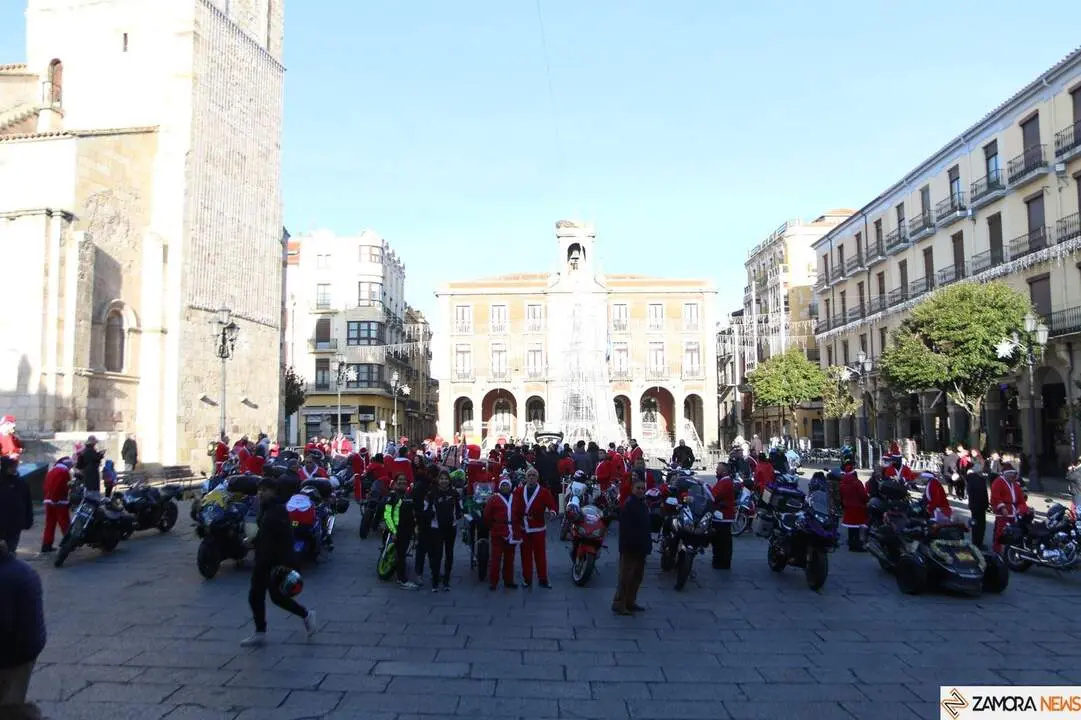 La Papanoelada Motera toma la Plaza Mayor de Zamora