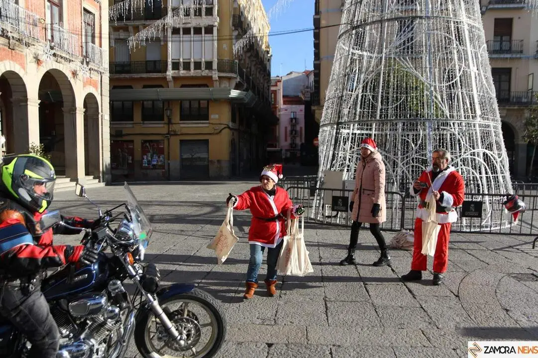 La Papanoelada Motera toma la Plaza Mayor de Zamora