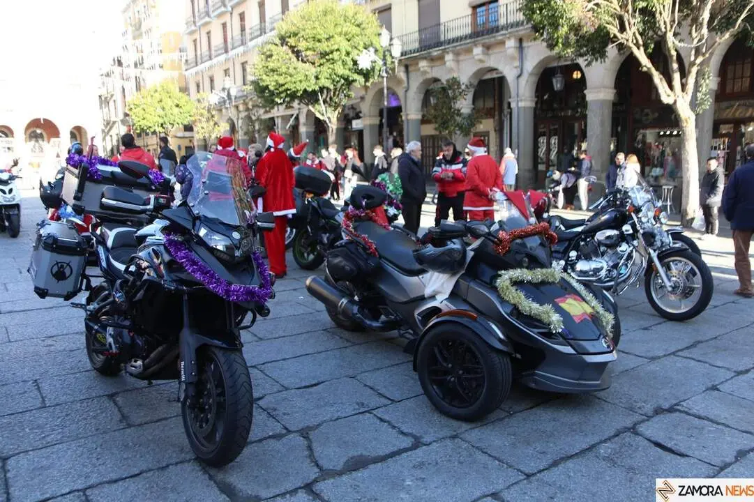 La Papanoelada Motera toma la Plaza Mayor de Zamora