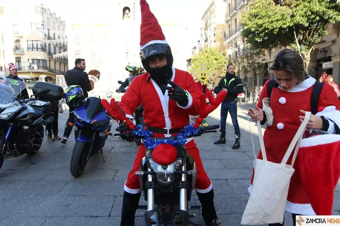 La Papanoelada Motera toma la Plaza Mayor de Zamora