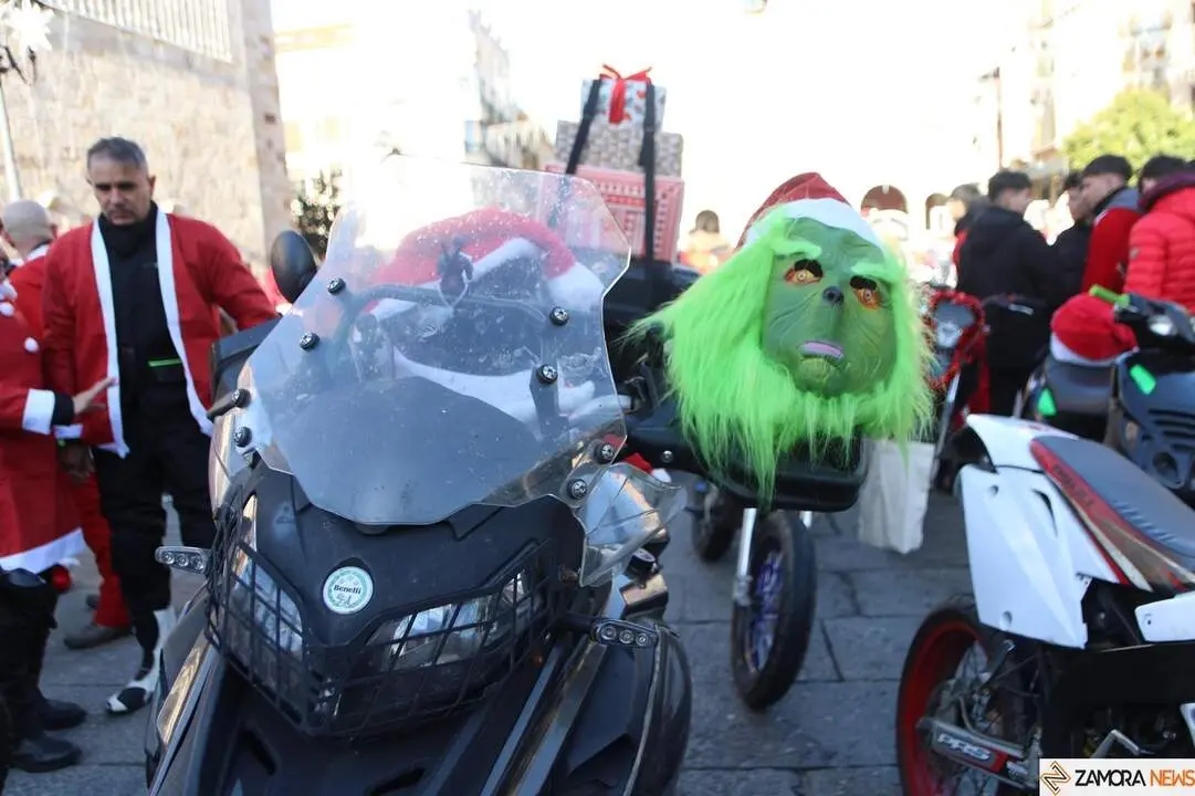 La Papanoelada Motera toma la Plaza Mayor de Zamora