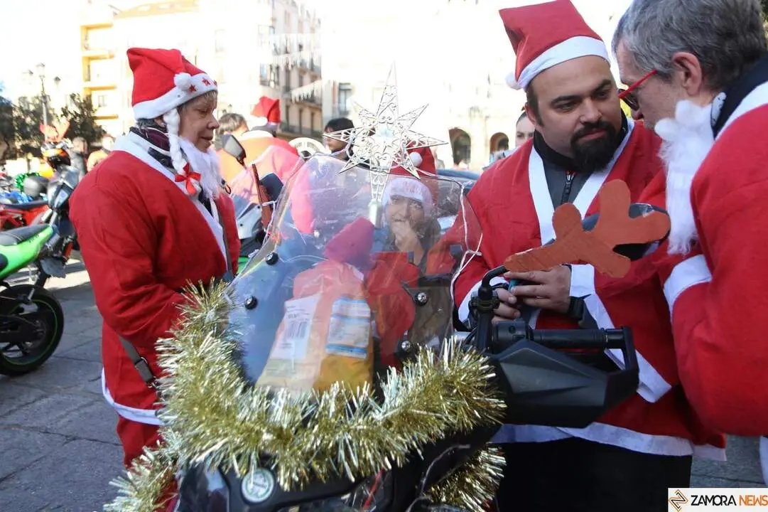La Papanoelada Motera toma la Plaza Mayor de Zamora