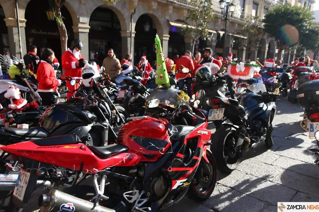 La Papanoelada Motera toma la Plaza Mayor de Zamora
