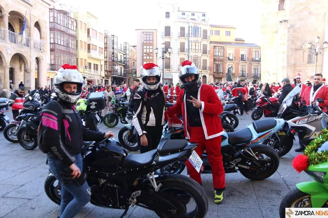 La Papanoelada Motera toma la Plaza Mayor de Zamora