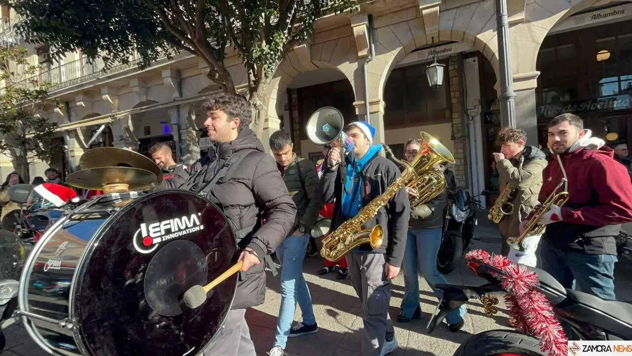 La plaza Mayor festeja la navidad con una charanga