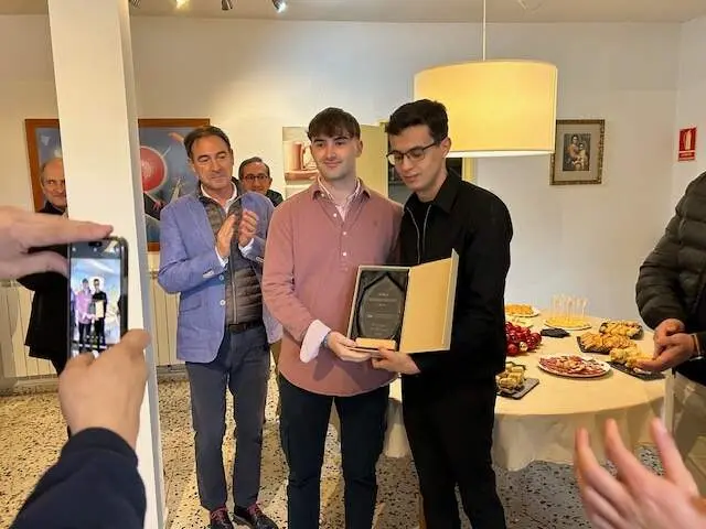 Entrega de la placa a Pablo González como Alumni excelencia profesional Peñacorada 2024.