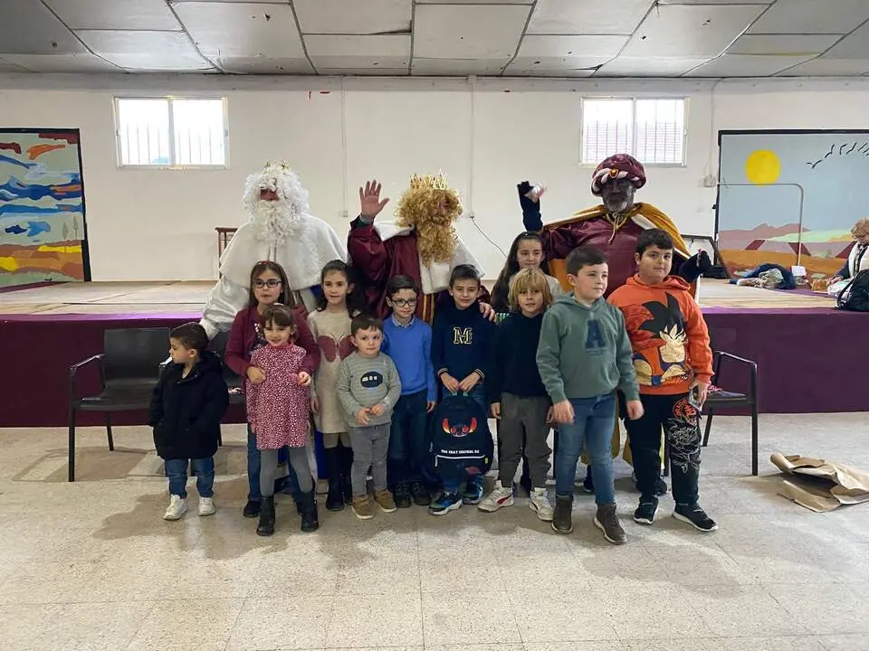 Los Reyes Magos sorprenden a los niños de Villamor